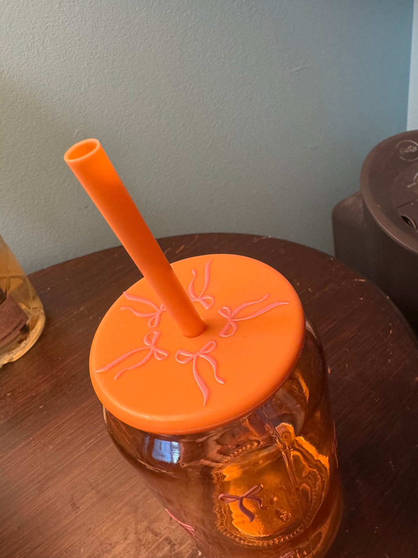 Glass tumbler with bows