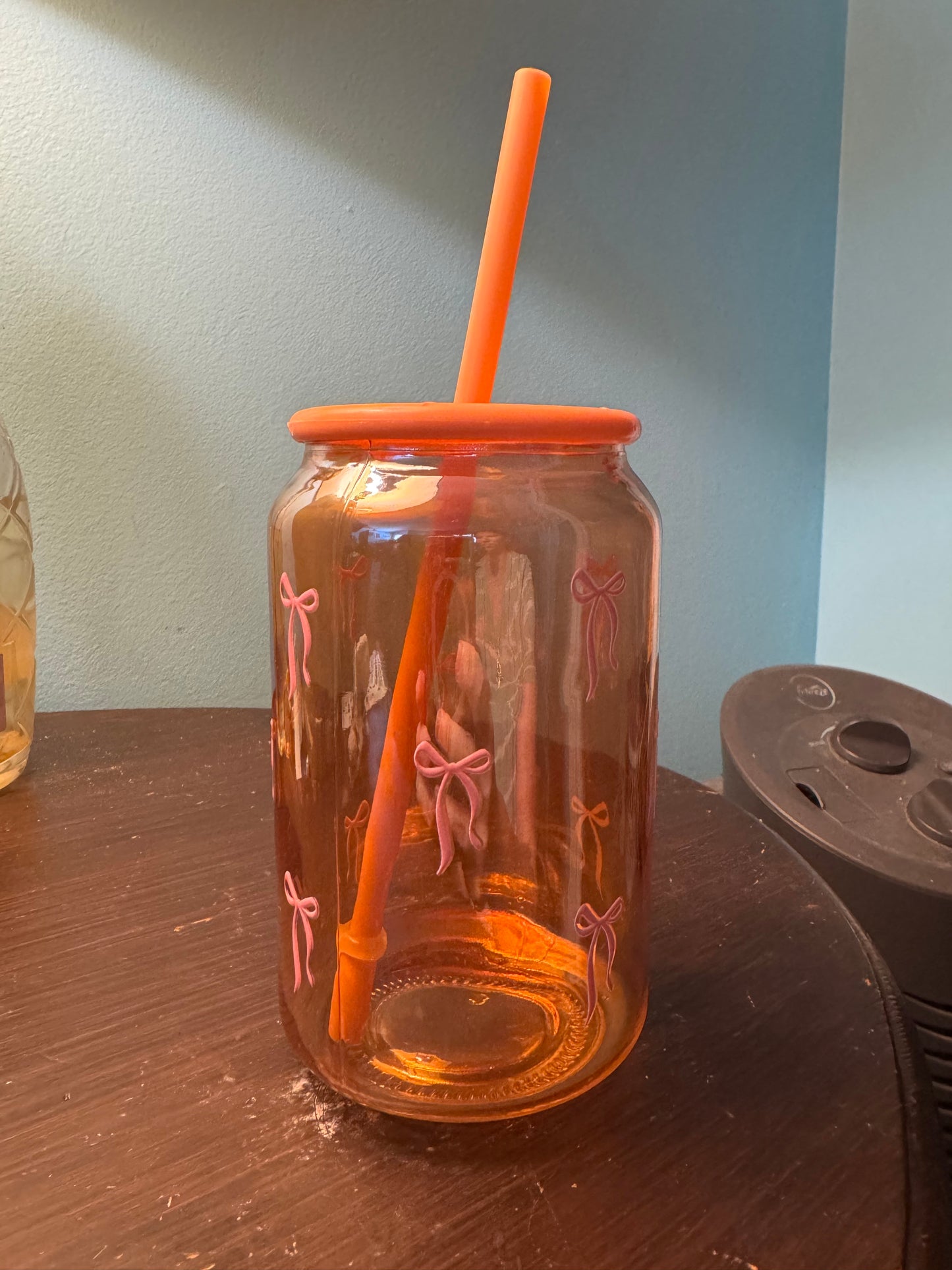 Glass tumbler with bows